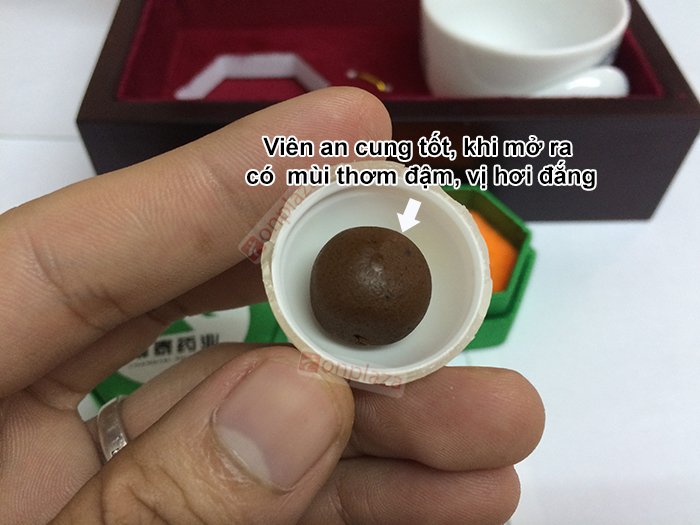 Viên an cung rùa vàng chính hãng và tốt nhất khi mở ra sẽ có mùi thơm đậm, khi đưa lên miệng có vị hơi đắng