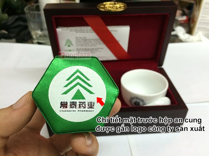 Chi tiết mặt trước hộp an cung rùa vàng