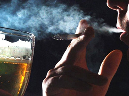 Không dùng các chất kích thích như rượu bia thuốc lá giúp điều trị cao huyết áp
