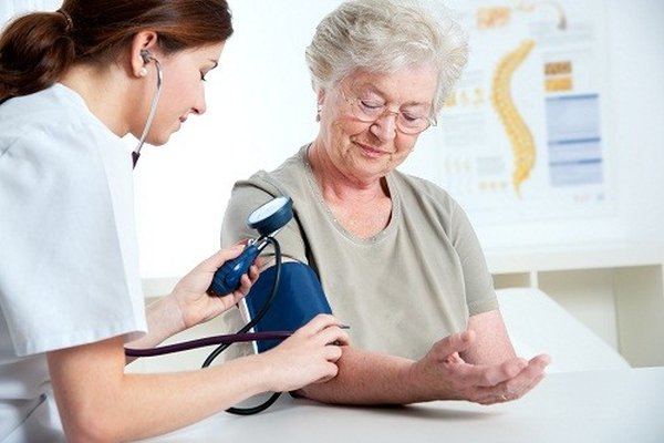Huyết áp cao ở người cao tuổi cần phải được quan tâm Huyết áp cao ở người cao tuổi cần phải được quan tâm