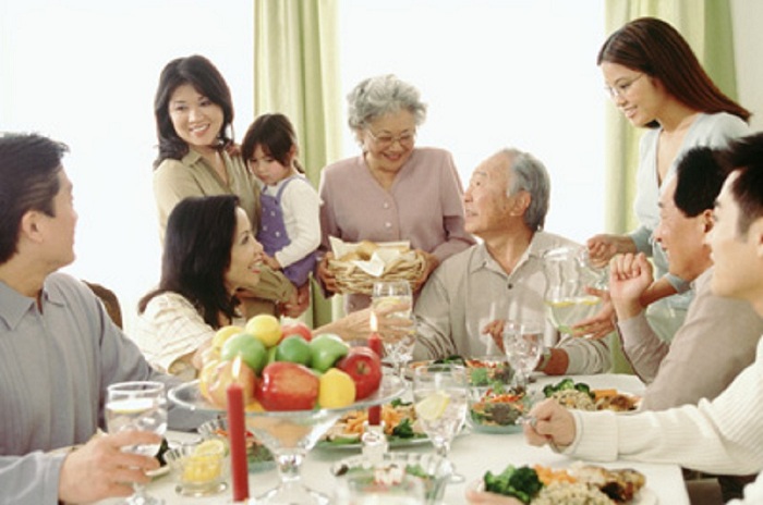 Nàng dâu thảo luôn thể hiện sự quan tâm gần gũi với bố mẹ chồng Nàng dâu thảo luôn thể hiện sự quan tâm gần gũi với bố mẹ chồng