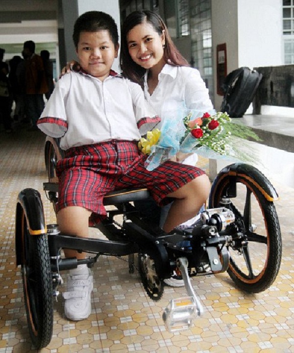 Xe lăn là món quà tết ý nghĩa cho người khuyết tật